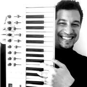 Cours de piano /Mao , cours de piano classique , pop , rap, trap, musiqe de film, anime . Pour tout âge, pour les enfants methode Disney. Composition musicale